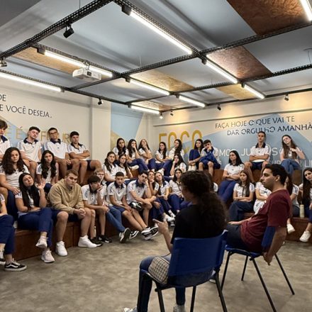 Bate-papo com ex-alunos inspira estudantes do Ensino Médio e Pré-vestibular